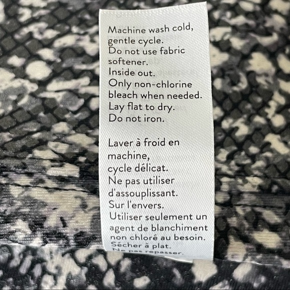 SPANX NWT FAUX LEATHER SNAKE SHINE LEGGINGS GRAY WHITE - Picture 12 of 12